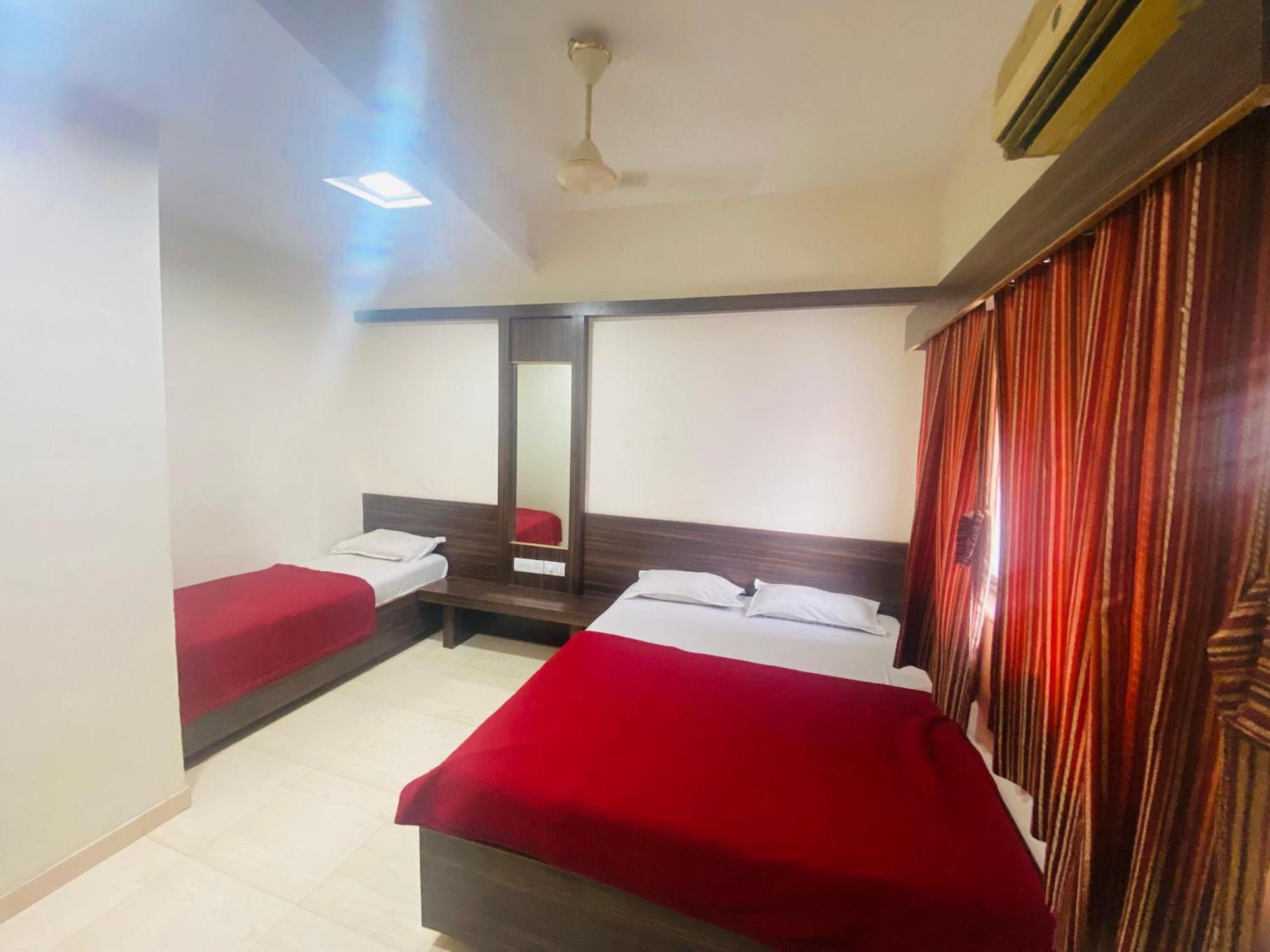 Hotel Sai Bhawani Ширди Екстериор снимка